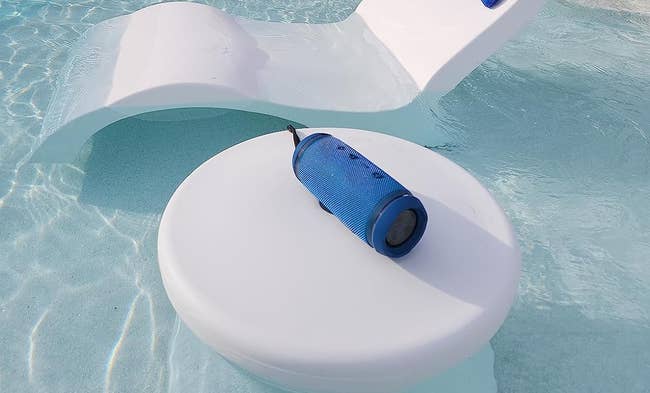 Portable talker connected a achromatic floating excavation device