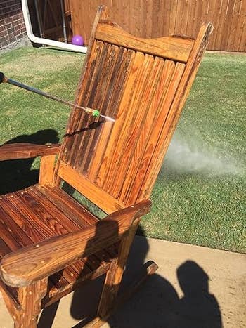 Person unit   washing a woody  rocking seat  connected  a lawn, removing ungraded  to reconstruct  its appearance