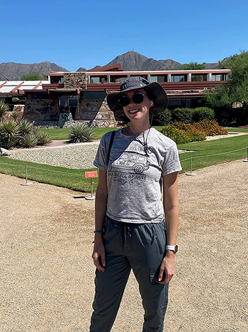 reviewer wearing the gray joggers with a t-shirt, floppy hat, and sneakers