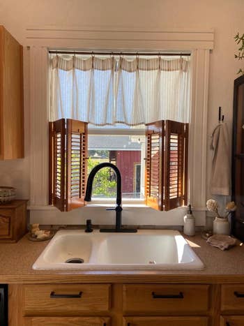 Kitchen descend with sheer curtains