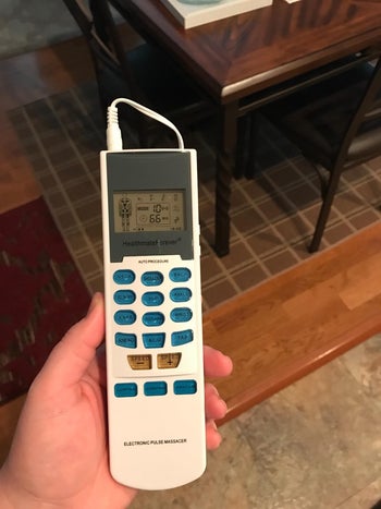 Reviewer using control unit in hand