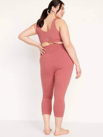 Model in peach-pink leggings 