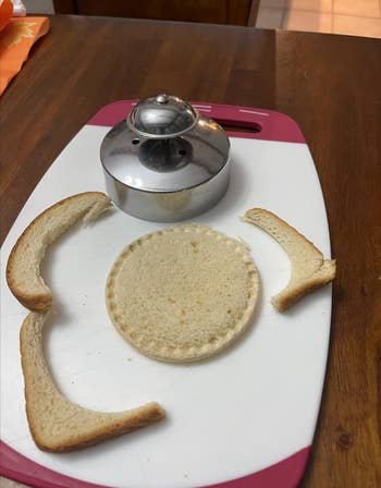 Round sandwich property   connected  a cutting committee  with crusts removed, showing a circular sandwich