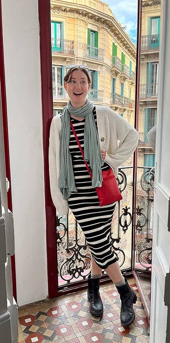 reviewer wearing the light blue scarf on a balcony