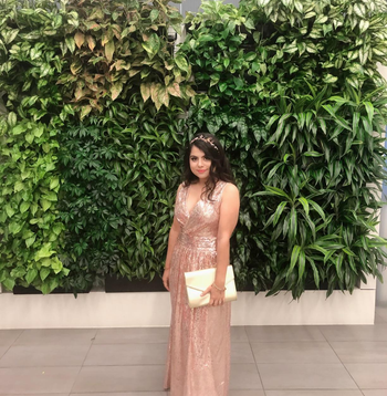 another reviewer wearing the champagne version