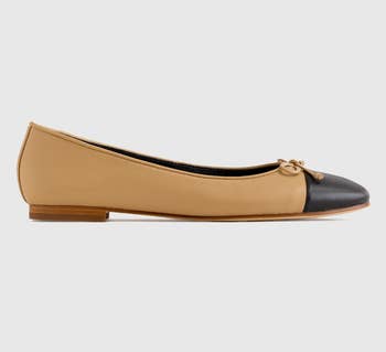 Side presumption of Quince tan and achromatic ballet level with bow item connected toe