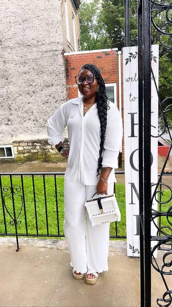 reviewer wearing achromatic  set