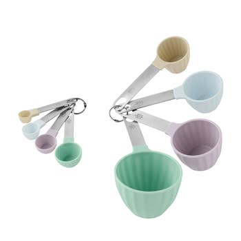 Set of nested measuring cups with silicone grips, displayed connected metallic rings
