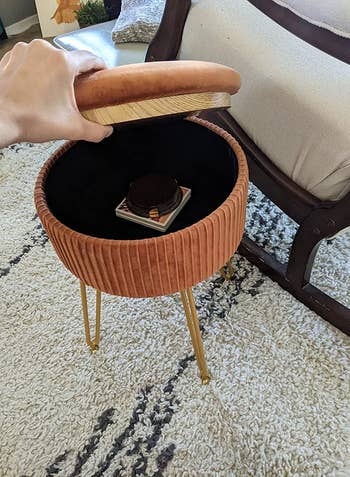 a different reviewer showing the inside of the ottoman