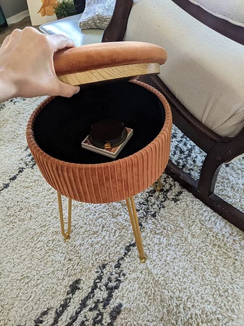 a different reviewer showing the inside of the ottoman