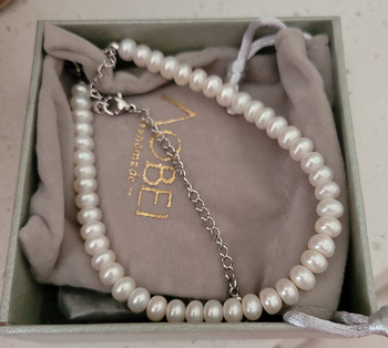 Reviewer image of the pearl bracelet in its box