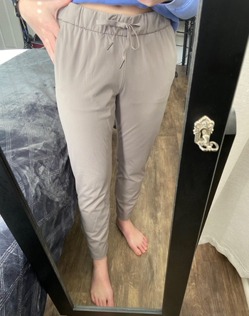Reviewer in gray version zoomed in on elastic waist 