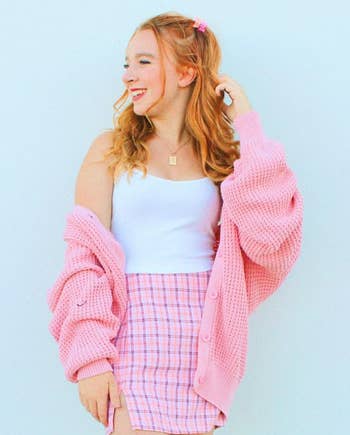 Reviewer wearing cardigan in pink