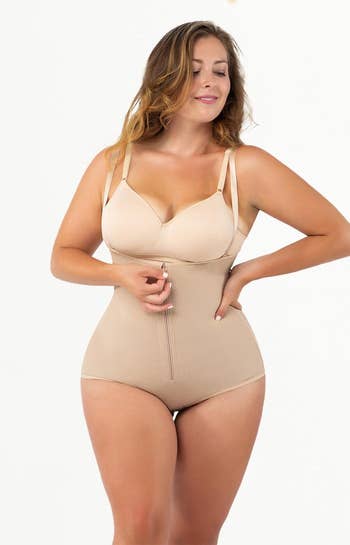 model showing the front size of the butt-lifting shapewear