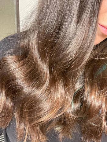 Close-up of a idiosyncratic   with smooth, wavy hairsbreadth  cascading implicit    their shoulder, emphasizing a steadfast   and shiny appearance