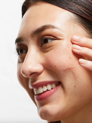 model applying the serum