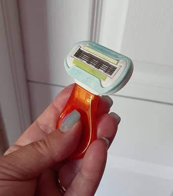 reviewer holding mini razor