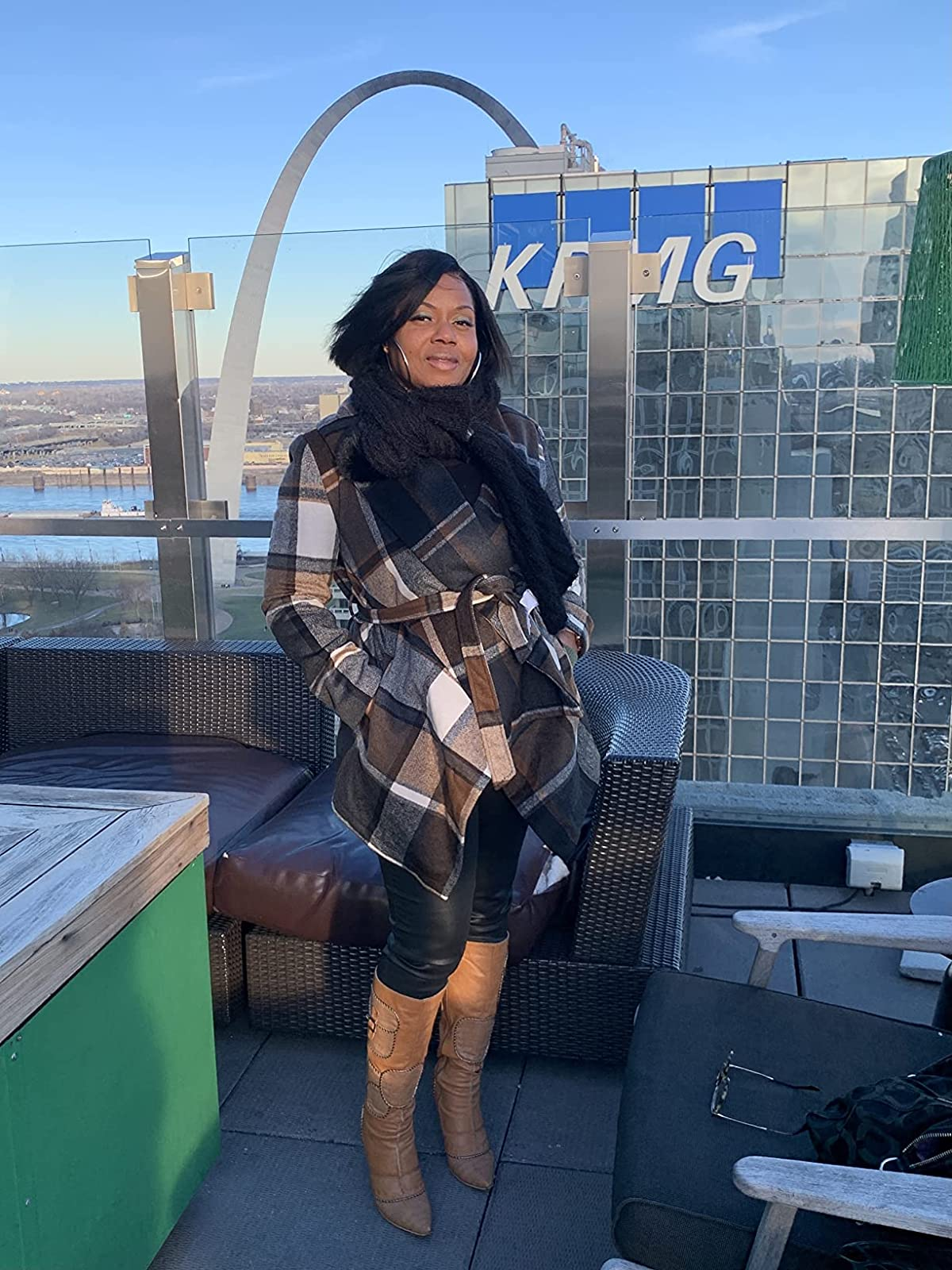 Reviewer wearing coat in neutral patterning