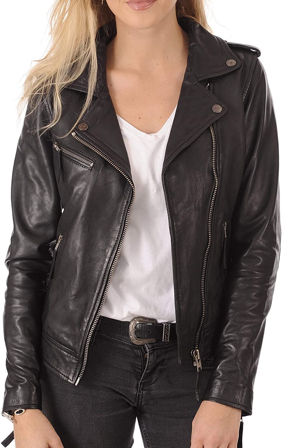 model wearing the jacket in black