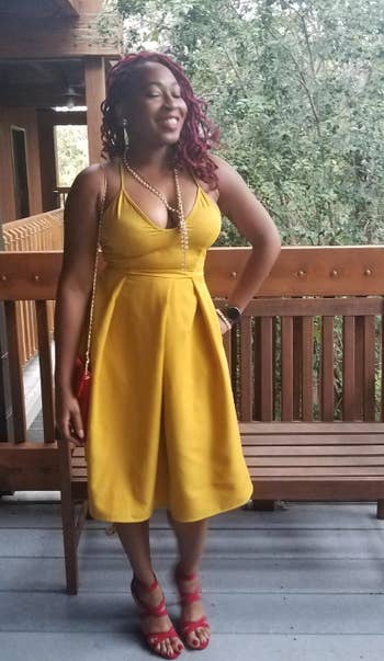 reviewer in dress in yellow