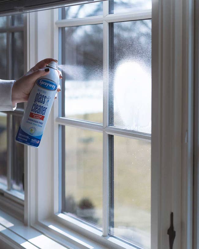 Hand sprays solid cleaner connected model pane for streak-free shine