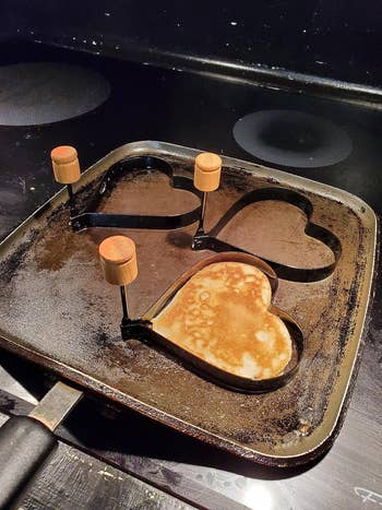 a reviewer using three rings on one pan