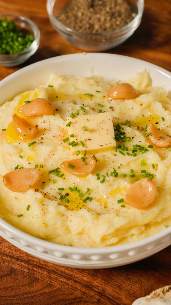 50-Clove Garlic-Cheese Mashed Potatoes
