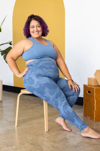 Model in blue marble print high waist leggings with pockets 