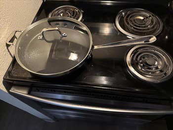 Covered frying cookware connected an electrical stovetop