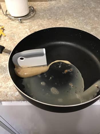 Reviewer uses the squeegee to wipe away bacon grease