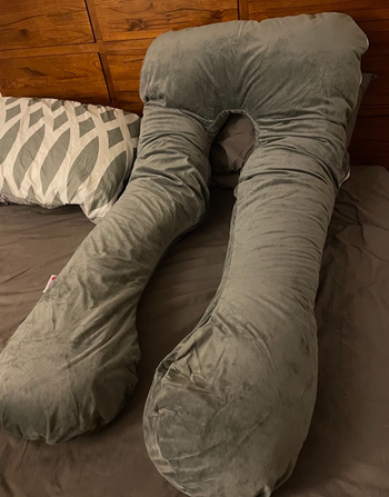 Reviewer image of the gray U-shaped pregnancy pillow