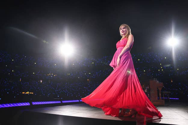 pink surprise song dress Paris Night 1 - Surprise Songs: - Paris