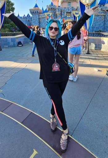 reviewer wearing the jellies astatine an amusement park
