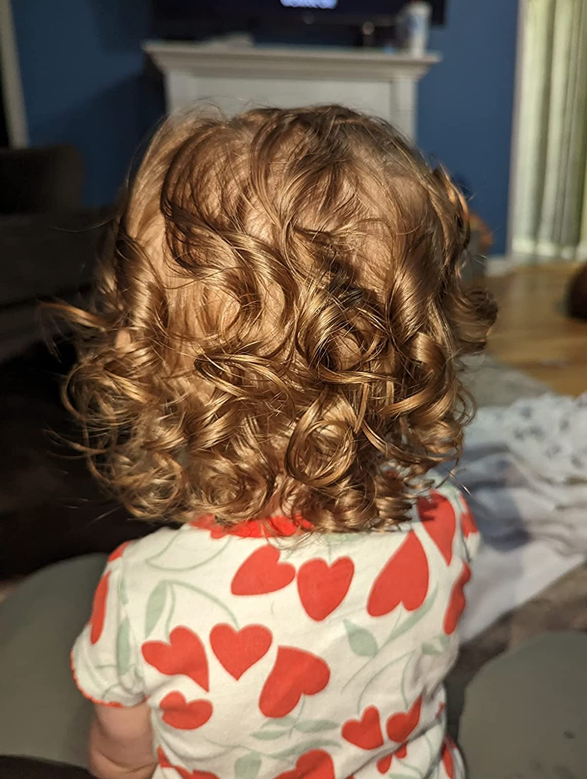 gambar anak pengulas lain dengan rambut keriting yang tampak sehat