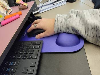 reviewer photo using purple mouse pad with wrist support