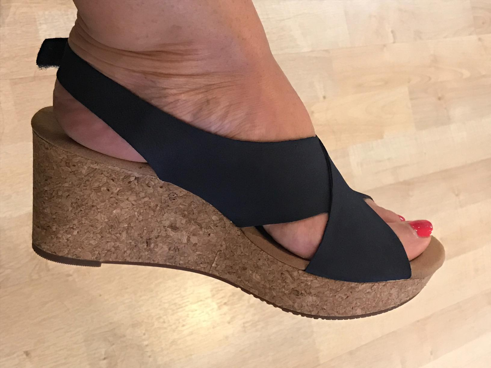 comfortable black platform sandals