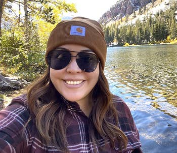 reviewer wearing the beanie in brown