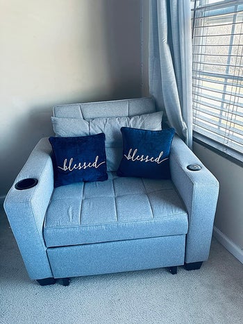 A reviewer's light grey chair