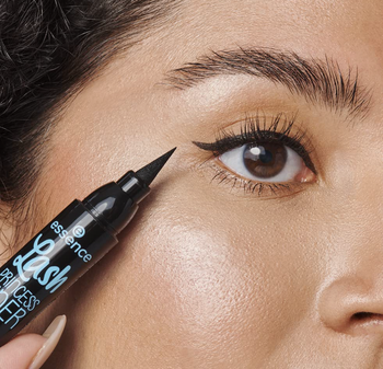 model with winged liner on