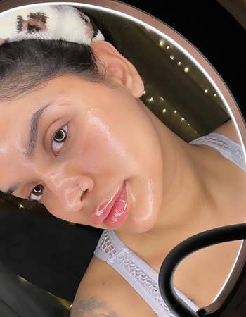 Reviewer with glowing tegument with the cleansing lipid applied