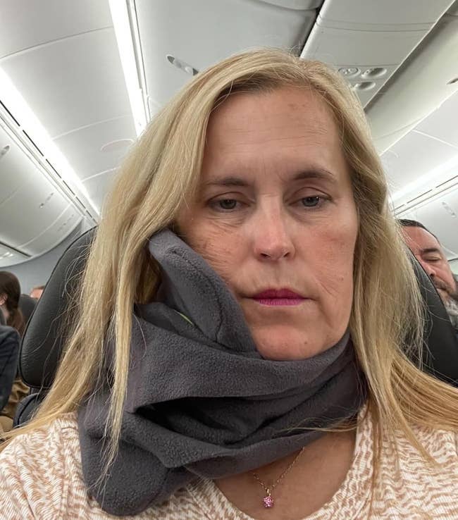 reviewer using neck pillow