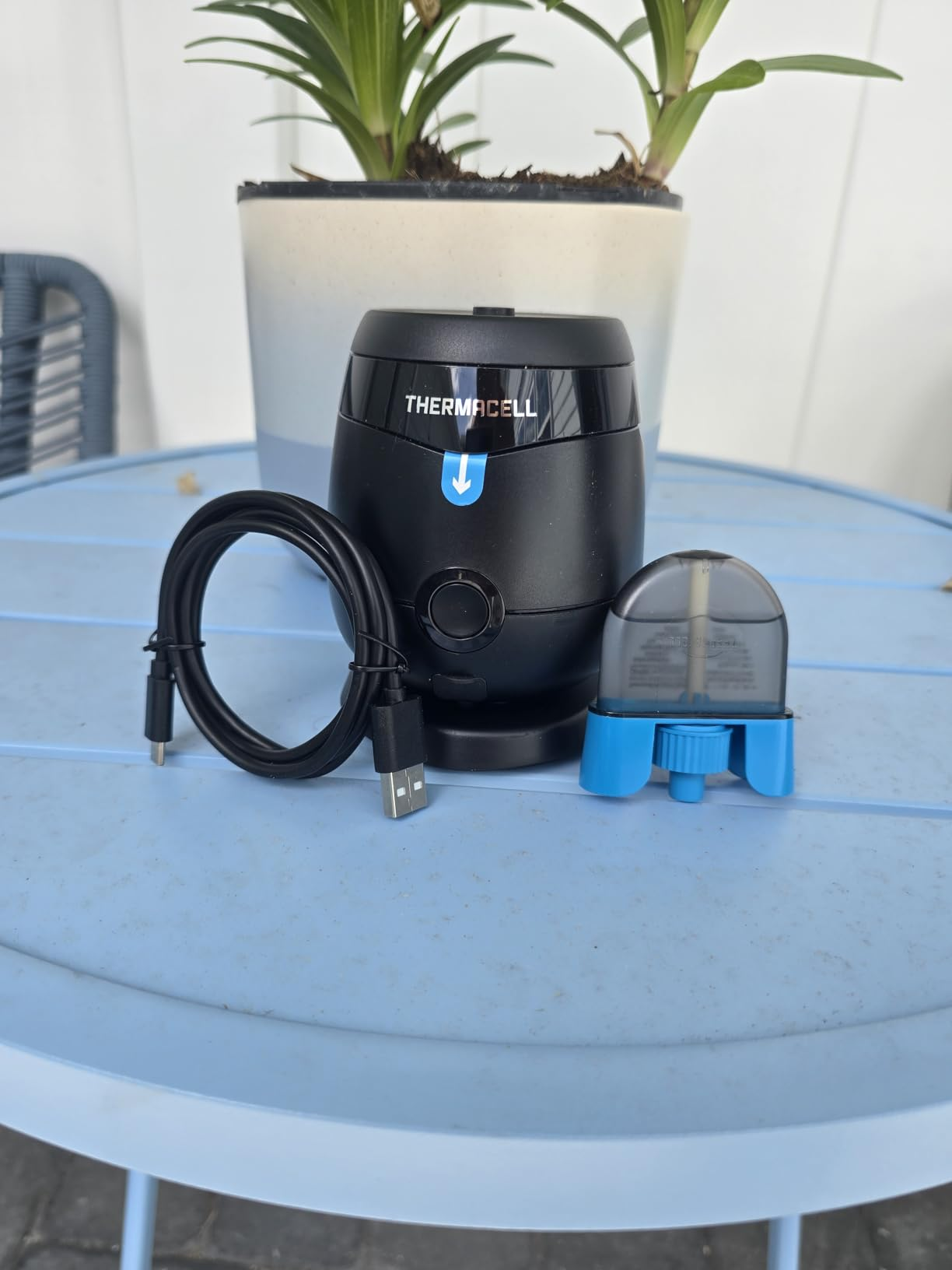 Thermacell mosquito repeller connected  bluish  array  with USB cablegram  and refill