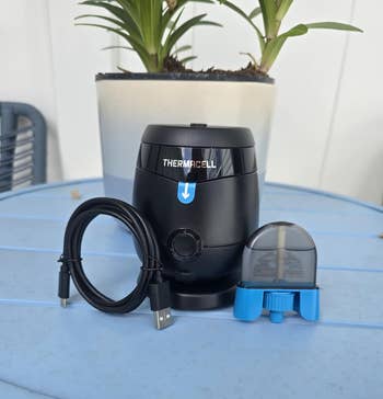 Thermacell mosquito repeller connected bluish array with USB cablegram and refill