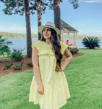 Reviewer is wearing the Panama hat and a lightweight pale yellow dress