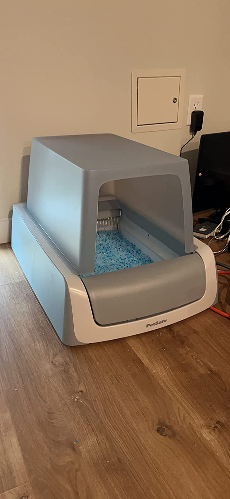A reviewer's litter box with a lid on the top and only open on the front