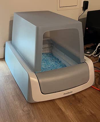 A reviewer's litter box with a lid on the top and only open on the front