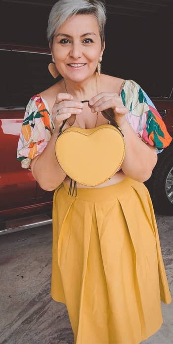 a reviewer holding the bag in yellow