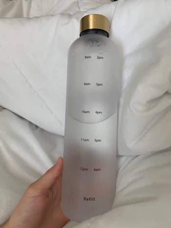 reviewer holding water bottle showing time markings