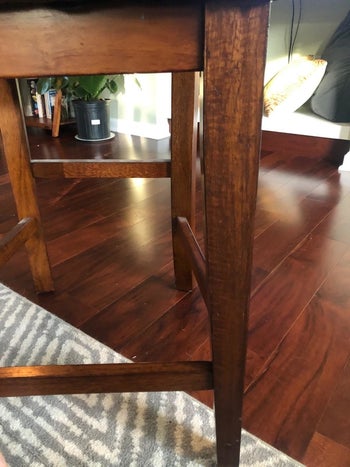 A reviewer showing the same chair leg with no visible scratch marks