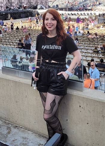 editor wearing the black leather shorts at eras tour